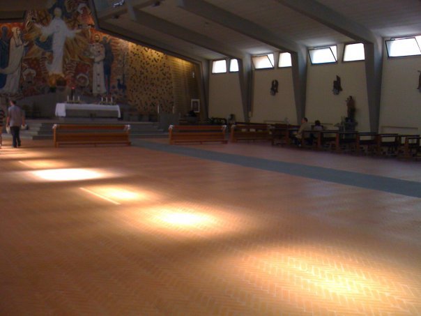 Interno della chiesa San Ponziano senza banchi